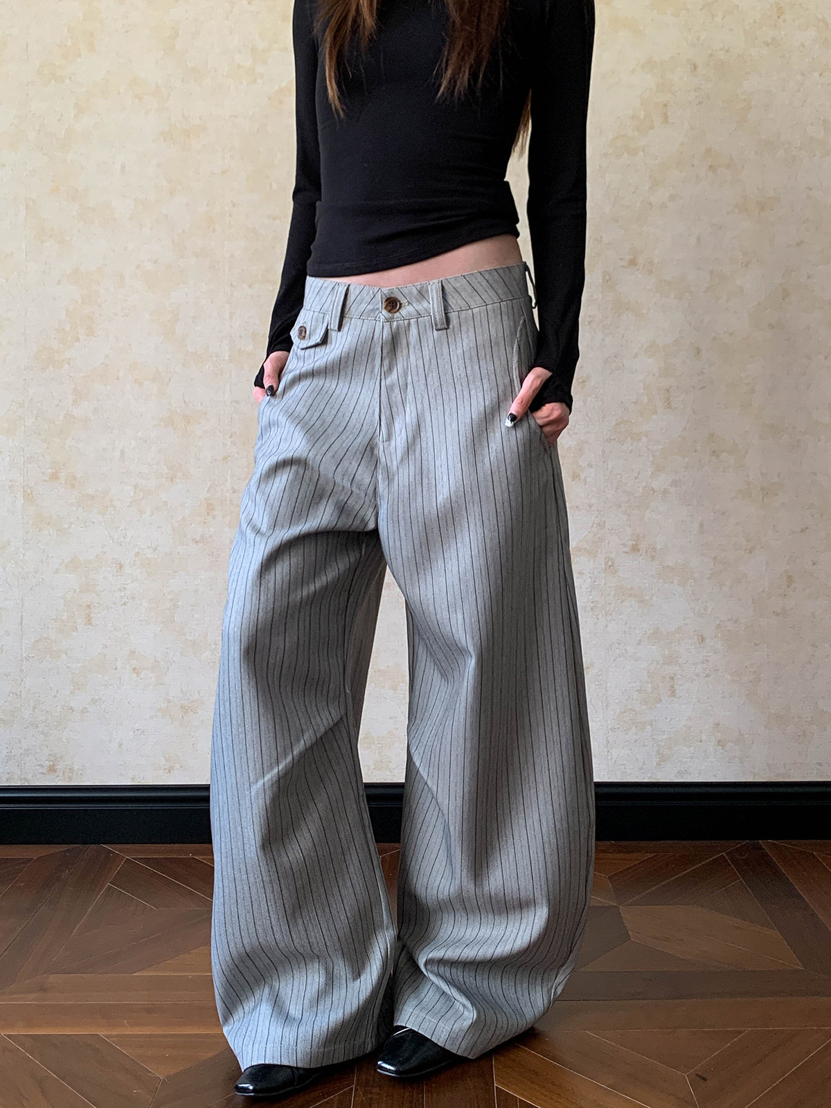 Tailored Trouser Wide - กางเกงลำลองทรงขากว้าง ลายทางแนวตั้ง ดีไซน์แบบ 3 มิติ ทรงหลวม